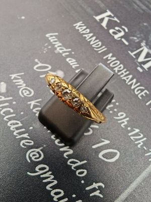 un gros plan d'une bague posée sur une feuille de papier