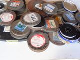 de nombreux pots de peinture posés sur une table