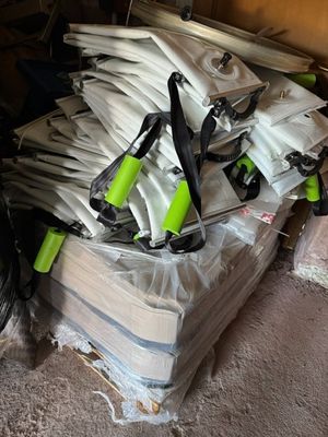 une pile de bagages posée sur un lit