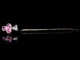 un gros plan sur une paire de boucles d'oreilles en saphir rose et diamants