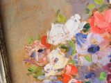 une peinture de fleurs dans un vase sur une table