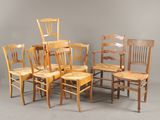 Plusieurs chaises en bois sont disposées en cercle sur une surface grise