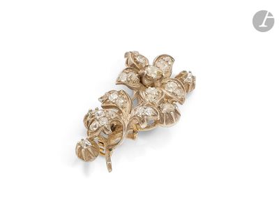 un gros plan sur une paire de boucles d'oreilles en or et diamants
