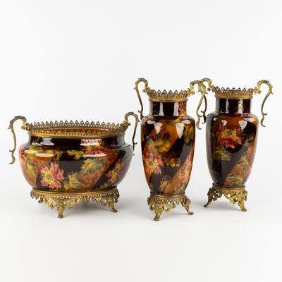 trois vases posés l'un à côté de l'autre sur une table