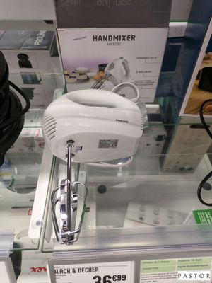 un batteur à main blanc exposé dans un magasin