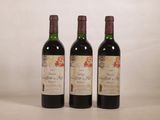 trois bouteilles de vin posées sur une table l'une à côté de l'autre