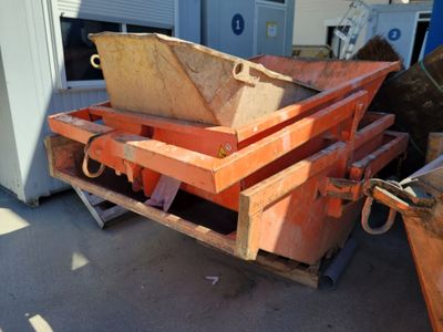 a pile of dumpster sitting on top of a pallet