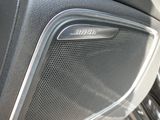 un gros plan sur un haut-parleur à l'intérieur d'une voiture