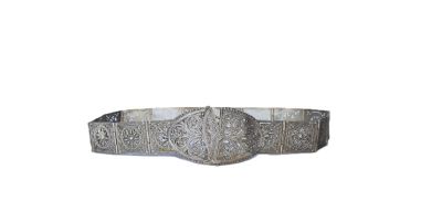 une ceinture argentée ornée d'une boucle argentée, sur fond blanc