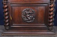Cabinet en bois naturel richement sculpté. (photo 3)