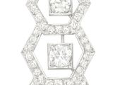 gros plan d'un pendentif en diamant sur fond blanc