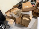 une pile de cartons posée par terre à côté d'une chaise
