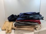 une pile de vêtements posée sur une étagère dans un placard