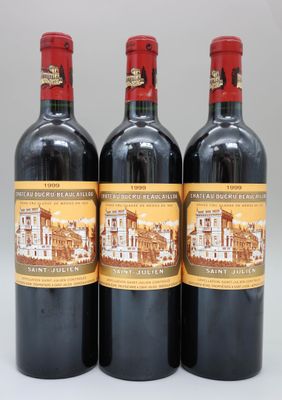 trois bouteilles de vin rouge posées sur une table blanche