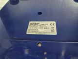 un gros plan d'une machine bleue sur laquelle se trouve un bouton