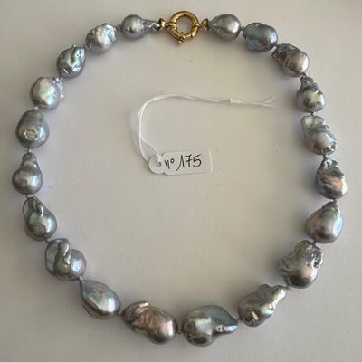 Important Collier de 20 grosses Perles grises " Keshi " des …