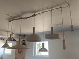 de nombreuses lampes suspendues au plafond dans une pièce