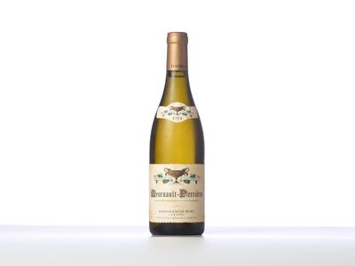 La bouteille de vin est posée sur la table, sur un plateau blanc.
