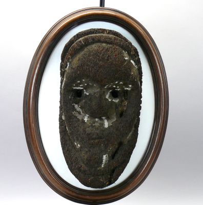 Masque en racine de fougère rehaussé de traces d’enduit et p…