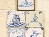 quatre sous-verres en carreaux bleus et blancs posés sur un sol carrelé