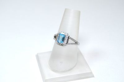 une photo d'une bague sertie d'une topaze bleue et de diamants