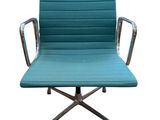 une photo d'une chaise de bureau bleue aux pieds chromés