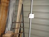 une échelle appuyée contre un mur dans un garage