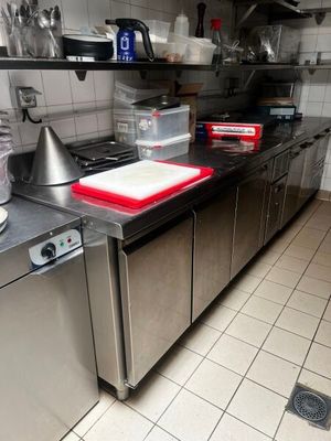 une cuisine équipée d'une cuisinière, d'un évier et d'un lave-vaisselle