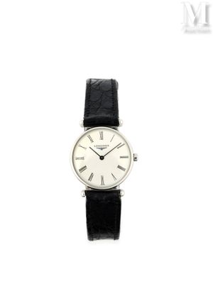 une image d'un gros plan d'une montre-bracelet avec des chiffres romains