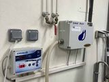 un chauffe-eau fixé au mur