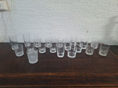 beaucoup de verres posés les uns à côté des autres sur une table