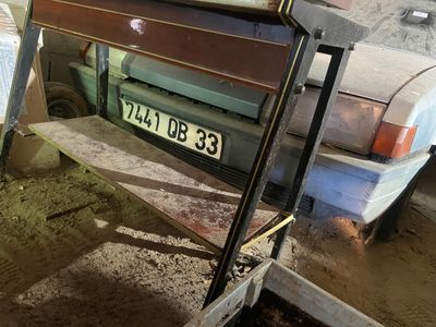une voiture garée à côté d'un banc dans un garage