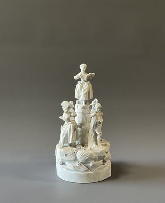 figurine en porcelaine représentant une femme et des enfants