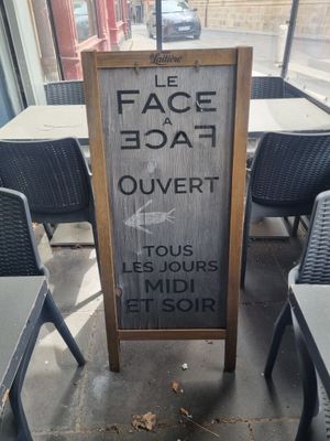 un panneau sur le trottoir sur lequel est représenté le profil d'un bateau