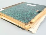 plusieurs livres empilés sur une table