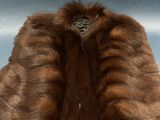 un manteau de fourrure marron exposé sur une table