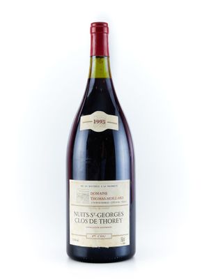 une bouteille de vin posée sur une table