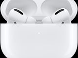 des AirPods d'Apple avec leur boîtier de recharge sur fond noir