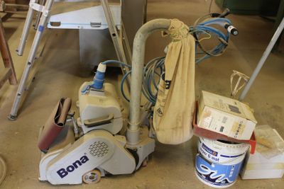 une photo d'un tas d'outils posés par terre