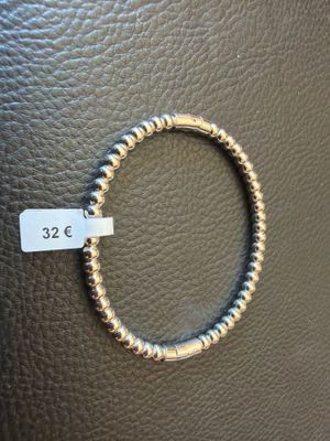 un bracelet orné d'une perle en or et muni d'une étiquette de prix