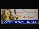un panneau sur lequel est inscrit « Loterie nationale »