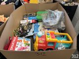 une boîte en carton remplie de jouets et d'autres objets