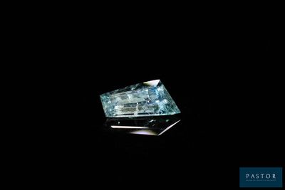 un gros plan d'un diamant dans l'obscurité, sur fond noir