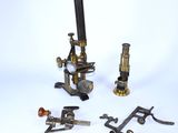 plusieurs types de microscopes et d'outils posés sur une surface blanche