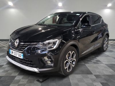 la voiture noire est garée sur un sol en damier dans le garage