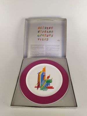 une assiette sur laquelle est représentée une ville, dans une boîte