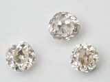 trois diamants de tailles et de formes différentes sur un fond blanc