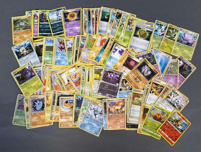 plusieurs types de cartes pokemon sur la table