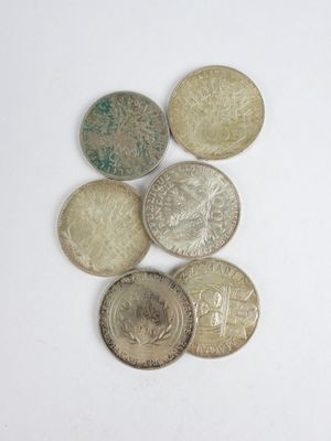 six types de pièces différents posés sur une surface blanche