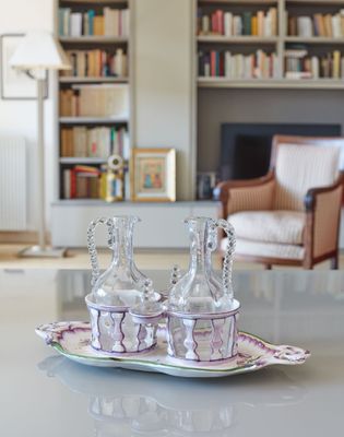 un plateau posé sur une table, sur lequel se trouvent deux bouteilles